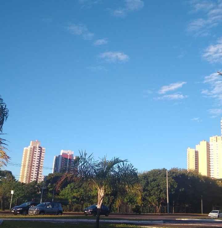 Terça tem céu claro com possibilidade de chuva