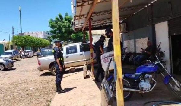 Segurança é perseguido por pistoleiros e executado na calçada de loja