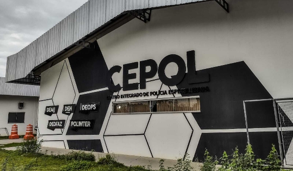 Jovem se reúne com amigos e é esfaqueado no rosto após discussão