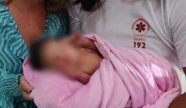 Recém-nascido é abandonado dentro de bolsa na porta de repartição pública