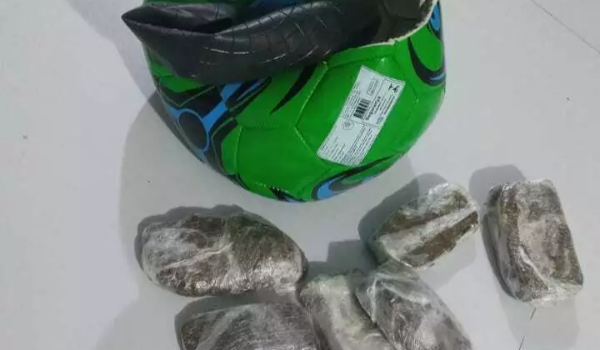 Polícia penal apreende maconha dentro de bola de futebol em presídio