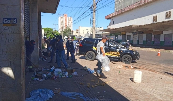 Problema crônico, lixo no entorno da antiga rodoviária lota 2 caminhões