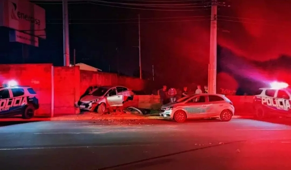 Dupla armada rouba carros na Capital e é presa depois de perseguição e acidente