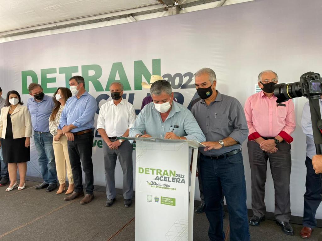 Ao lado do Governador, Piti assina convênio com o Detran