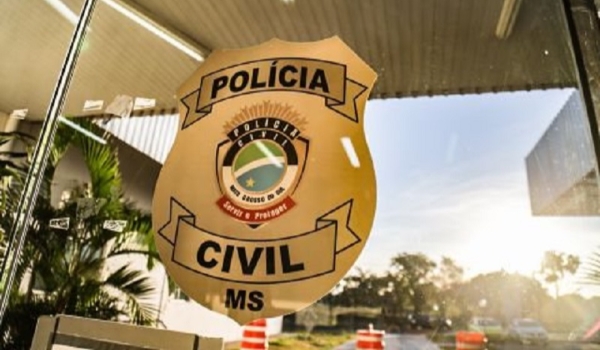 Pelada e bêbada, motorista acerta BMW e acaba presa pela polícia em Campo Grande