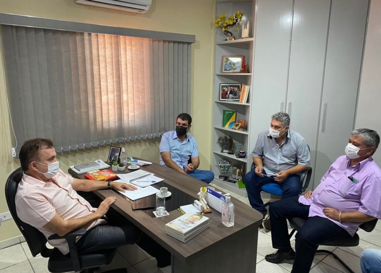 Ao lado do prefeito Reinaldo Piti, vereador Marquinhos Lino busca recursos com os Deputados Vander Loubet e Jamilson Name