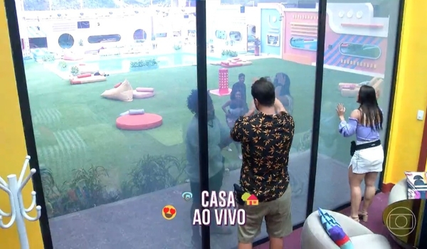 'BBB22': Participantes Larissa e Gustavo entram na Casa de Vidro