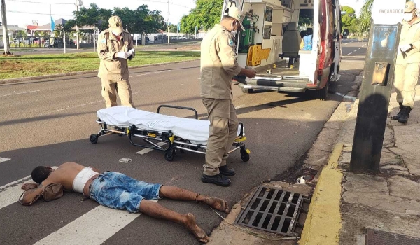 Esfaqueado, homem é encontrado caído em faixa de pedestre da Afonso Pena