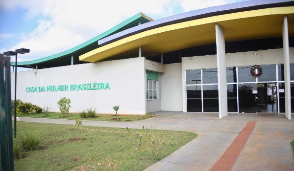 De tornozeleira, homem atropela e esfaqueia ex-sogra