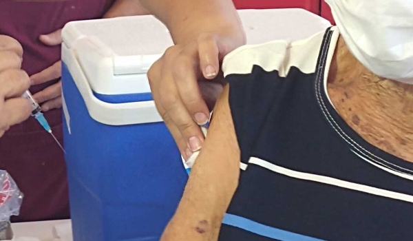 Da 2ª a 4ª dose, vacinação em Campo Grande começa cedo com equipe itinerante