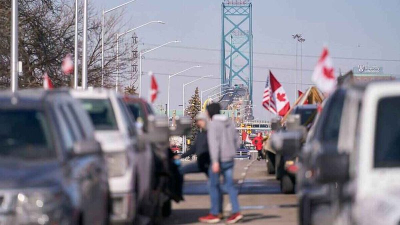 Polícia prende caminhoneiros e libera ponte na fronteira entre EUA e Canadá