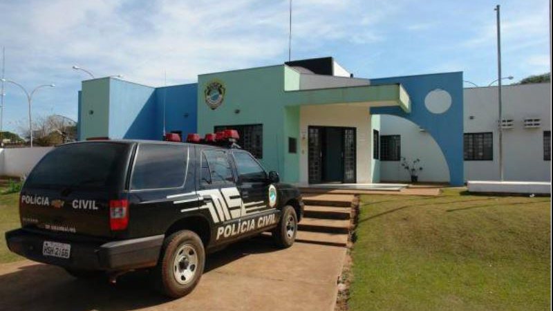 Marido arrasta mulher presa ao carro e ameaça matá-la na frente de policiais em MS