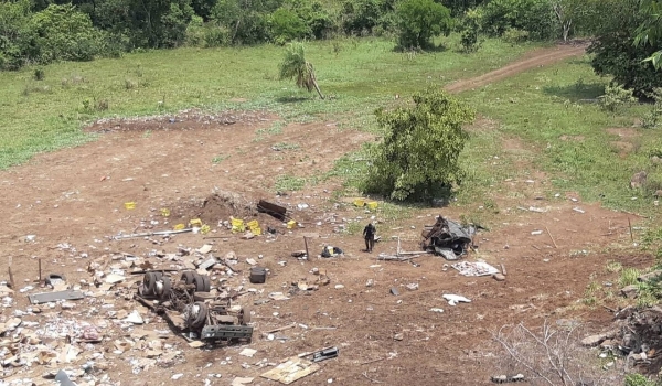 Dois ficam em estado gravíssimo em acidente que destruiu caminhão do Exército