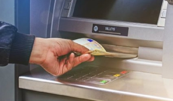 Caixa eletrônico 'engole' dinheiro e cliente perde R$ 2 mil em banco em MS