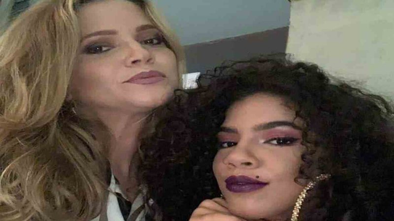 Mãe de Maria chora ao falar sobre expulsão da filha: 