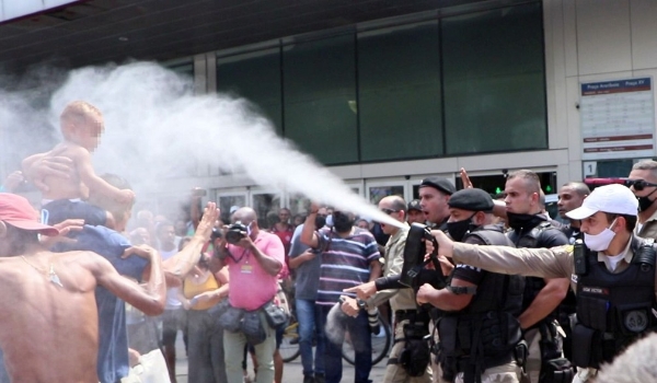 Guarda municipal de Niterói usa spray de pimenta em criança durante ato pela morte de vendedor de bala