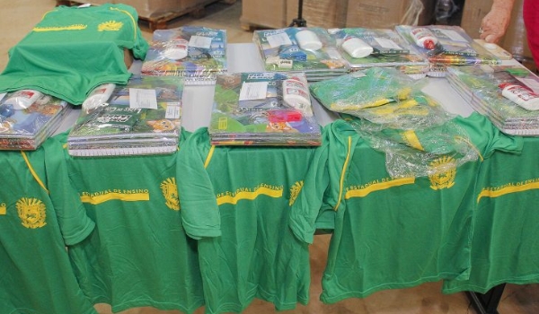 Com investimento de R$ 17,6 milhões, Governo do Estado entrega kits e uniformes escolares