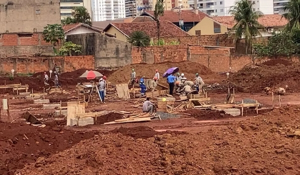 Mulher se joga em buraco de obra e dá trabalho para ser resgatada