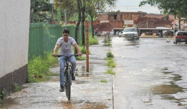 Em noite de chuvarada, Capital tem 3,8 mil quedas de raios e vêm mais por aí