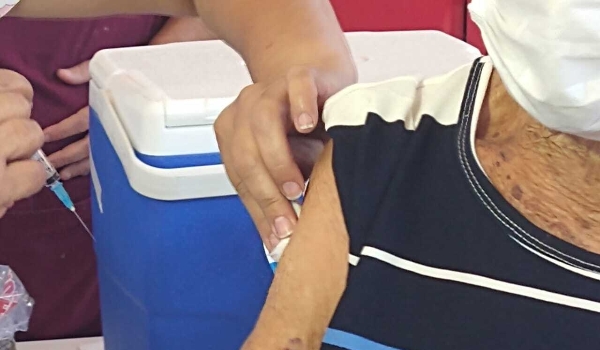 Vacinação contra a covid segue da 1ª a 4ª dose em 40 locais da Capital