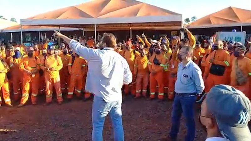 Alvo de briga de sindicatos, trabalhadores de construção bilionária de indústria paralisam em MS