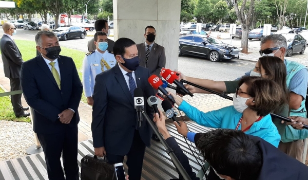 'Brasil não concorda com a invasão do território ucraniano', diz Mourão; Bolsonaro ainda não se pronunciou