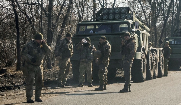 Exército da Ucrânia está respondendo a ataques russos, diz Zelensky; militares dizem que há pelo menos 50 soldados russos mortos
