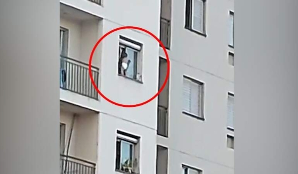 Bebê é flagrado pendurado em janela de prédio residencial no Bairro Rita Vieira