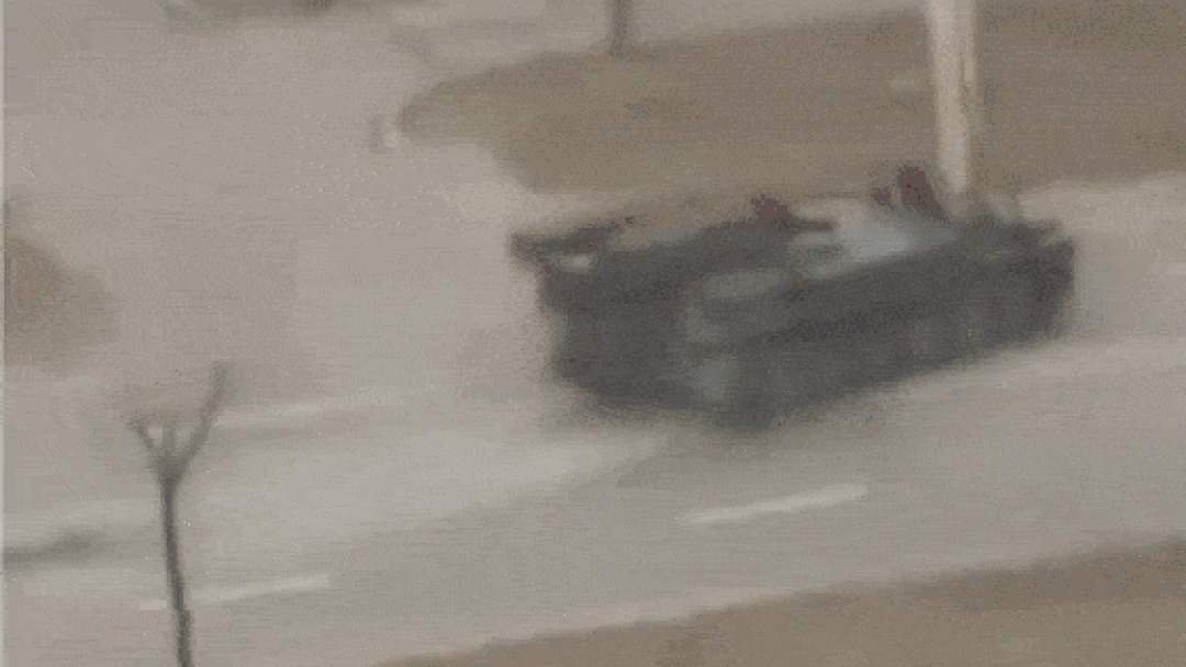 Tanque de guerra atropela carro civil na Ucrânia 