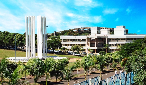 UFMS abre seleção para professores substitutos com salários de até R$ 5,8 mil