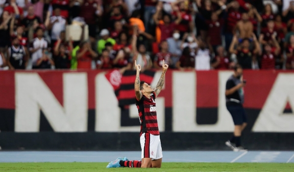 Pedro, do Flamengo, é um dos atacantes com menor minutagem por jogo no Brasil, mas é o segundo em eficiência
