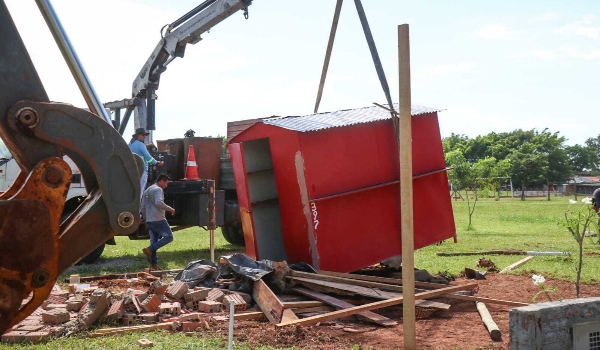 Em área invadida, prefeitura derruba quiosques com auxílio de retroescavadeiras