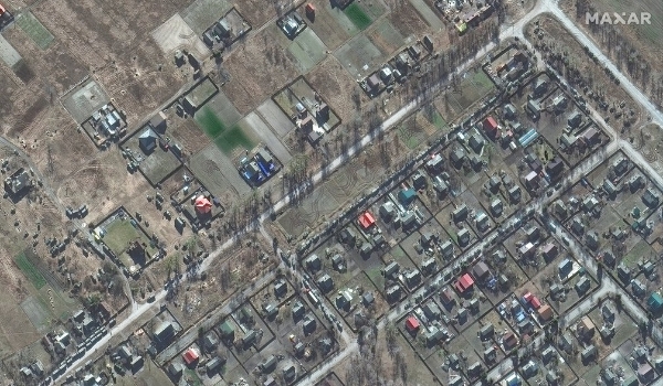 Forças russas se aproximam de Kiev, mostram imagens de satélite