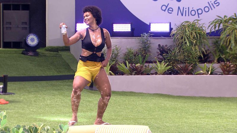 Natália arrasa no samba durante bloquinho de carnaval do BBB e Gustavo fica impressionado: 'Você vai estar na Sapucaí'