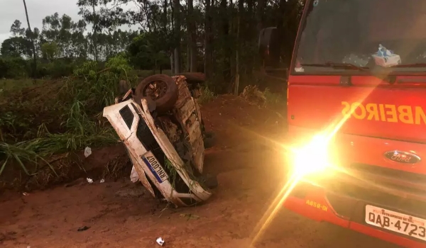 Motorista perde controle da direção e carro capota na MS-276