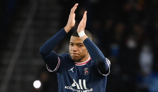 PSG oferece salário de R$ 287 milhões por ano para renovar com Mbappé, diz jornal