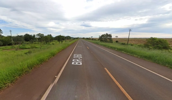 Motorista invade pista contrária, colide em caminhão e morre preso às ferragens