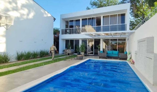 Mansão da irmã de pastor evangélico foragido por tráfico é alvo de buscas