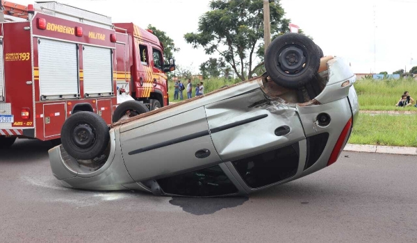 Ao ser atingido por outro veículo, carro com criança capota em rotatória