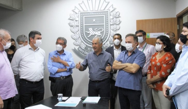 Reinaldo Azambuja autoriza recapeamento de ruas e avenida e ampliação de hospital de Porto Murtinho