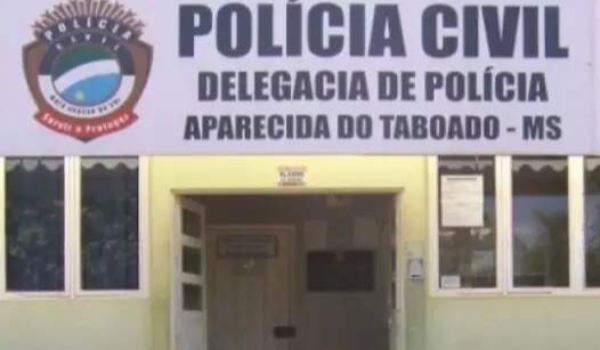 Homem é preso por dirigir bêbado e dormir em carro aberto com filha de 3 anos