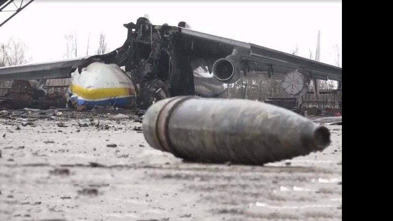 TV russa mostra Antonov-225 Mriya, maior avião comercial do mundo, destruído após ataque