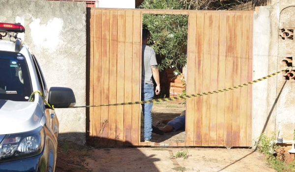 Homem é encontrado morto no portão de casa com ferimentos de faca na barriga