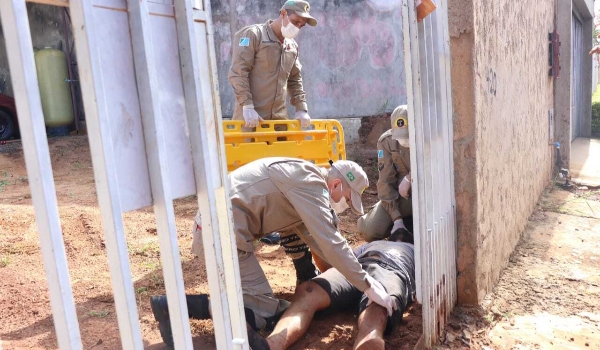 Pulando muros em fuga, homem fica preso em terreno e é pego pelos bombeiros