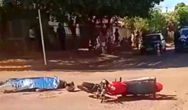 Motociclista invade preferencial e morre ao bater em caminhão