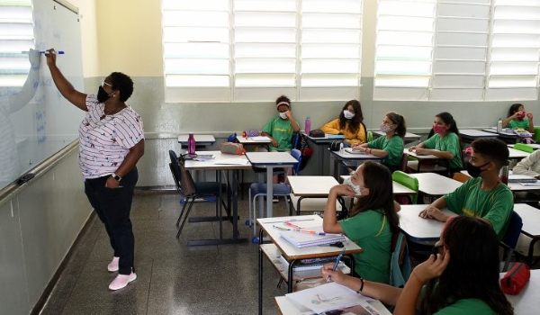 Professores comemoram reajuste de 34%, que reflete na melhoria da qualidade de ensino aos alunos