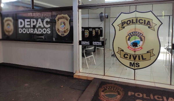 Em surto e de tornozeleira, homem corre nu em universidade e acaba preso