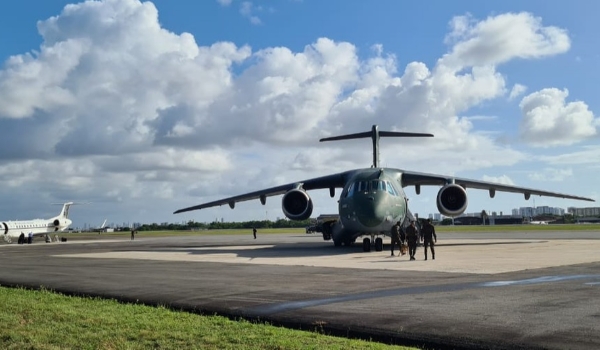 Avião da FAB com brasileiros e estrangeiros que estavam na Ucrânia chega ao Recife