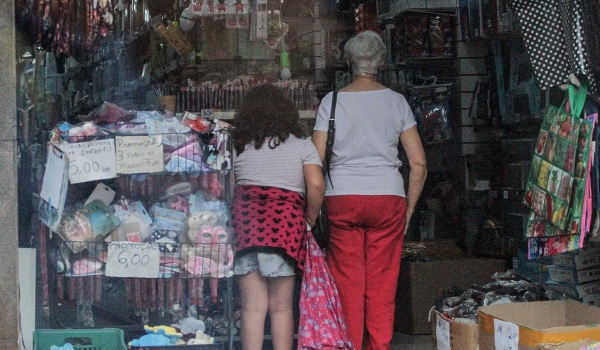 Vendas no varejo voltam a cair, mas acumulam alta nos últimos 12 meses