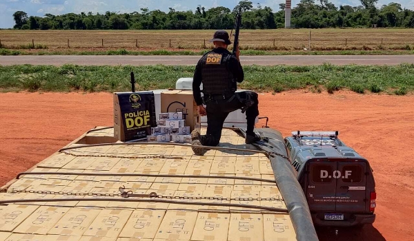 Caminhão parado na BR-487 levava 45 mil pacotes de cigarro paraguaio